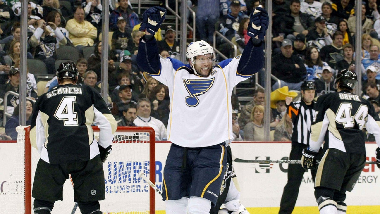 Backes' late goal lifts Blues by Penguins 1-0